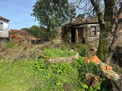 Conjunto de Três Casas com Projeto, localizadas em Alvaredo, no concelho de Melgaço