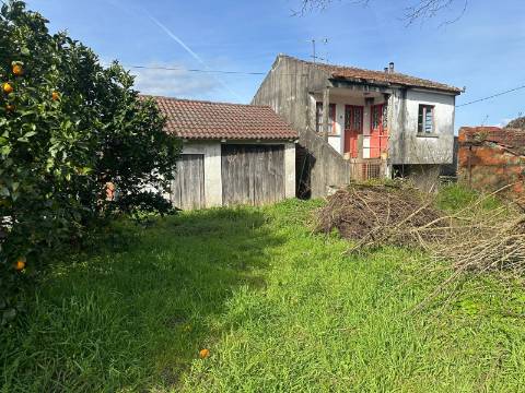 Conjunto de Três Casas com Projeto, localizadas em Alvaredo, no concelho de Melgaço