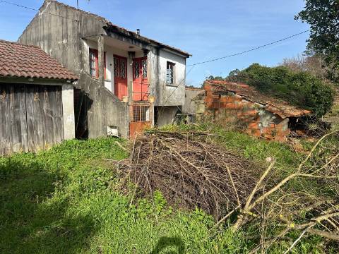 Conjunto de Três Casas com Projeto, localizadas em Alvaredo, no concelho de Melgaço