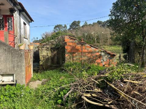 Conjunto de Três Casas com Projeto, localizadas em Alvaredo, no concelho de Melgaço