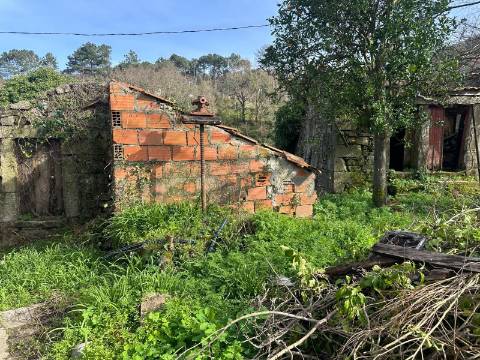 Conjunto de Três Casas com Projeto, localizadas em Alvaredo, no concelho de Melgaço