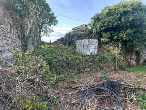 Conjunto de Três Casas com Projeto, localizadas em Alvaredo, no concelho de Melgaço