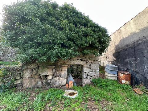 Conjunto de Três Casas com Projeto, localizadas em Alvaredo, no concelho de Melgaço