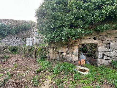 Conjunto de Três Casas com Projeto, localizadas em Alvaredo, no concelho de Melgaço