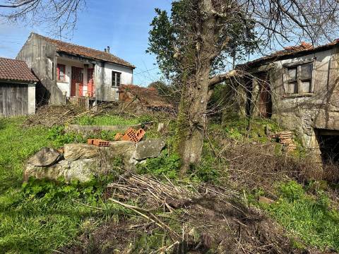 Conjunto de Três Casas com Projeto, localizadas em Alvaredo, no concelho de Melgaço