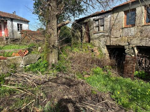 Conjunto de Três Casas com Projeto, localizadas em Alvaredo, no concelho de Melgaço
