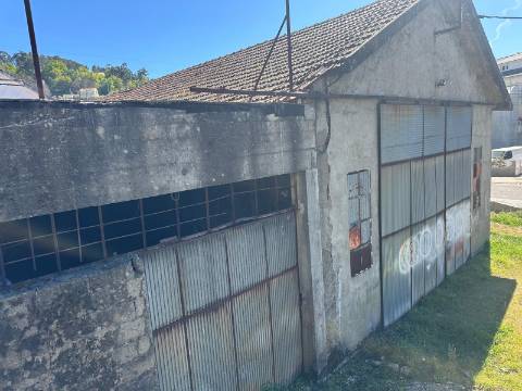 Moradia e Garagem, Vila, Melgaço | Oportunidade de Investimento Imobiliário