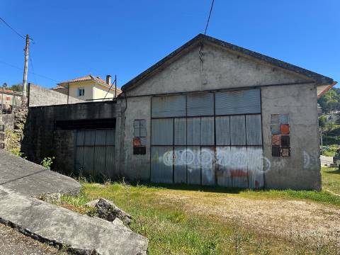 Moradia e Garagem, Vila, Melgaço | Oportunidade de Investimento Imobiliário