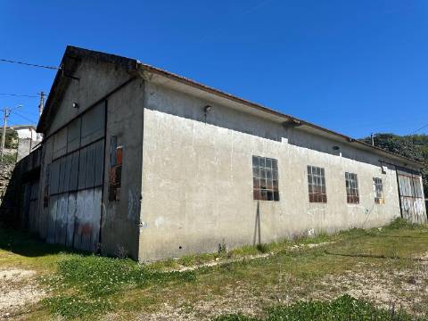 Moradia e Garagem, Vila, Melgaço | Oportunidade de Investimento Imobiliário