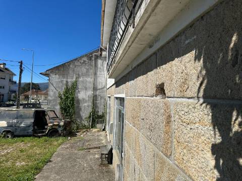 Moradia e Garagem, Vila, Melgaço | Oportunidade de Investimento Imobiliário