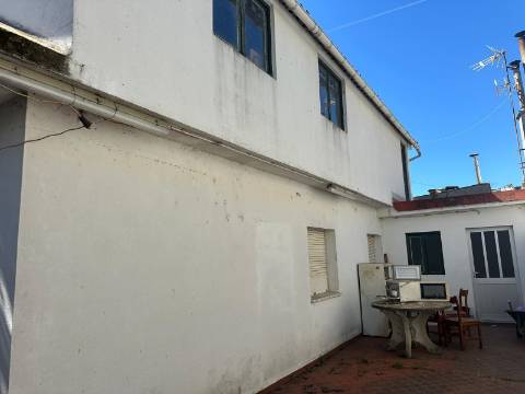 Moradia e Garagem, Vila, Melgaço | Oportunidade de Investimento Imobiliário