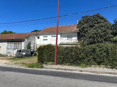 Moradia e Garagem, Vila, Melgaço | Oportunidade de Investimento Imobiliário
