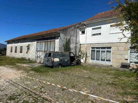 Moradia e Garagem, Vila, Melgaço | Oportunidade de Investimento Imobiliário