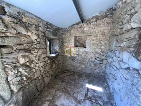 Moradias em granito para reconstrução em Quinta das Vinhas, Sabugal