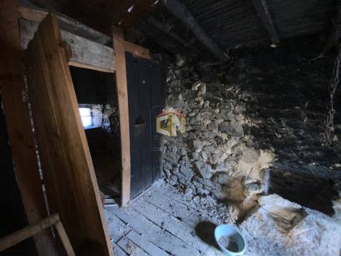 Moradias em granito para reconstrução em Quinta das Vinhas, Sabugal