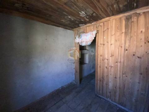 Moradias em granito para reconstrução em Quinta das Vinhas, Sabugal