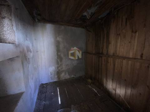 Moradias em granito para reconstrução em Quinta das Vinhas, Sabugal