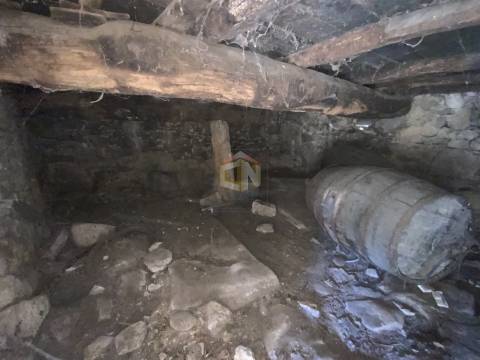 Moradias em granito para reconstrução em Quinta das Vinhas, Sabugal