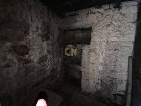 Moradias em granito para reconstrução em Quinta das Vinhas, Sabugal