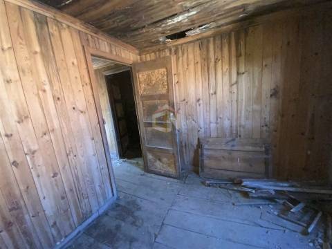 Moradias em granito para reconstrução em Quinta das Vinhas, Sabugal