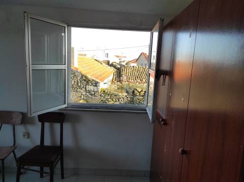 Vende-se Moradia para restaurar na Freguesia de Seixo do Côa