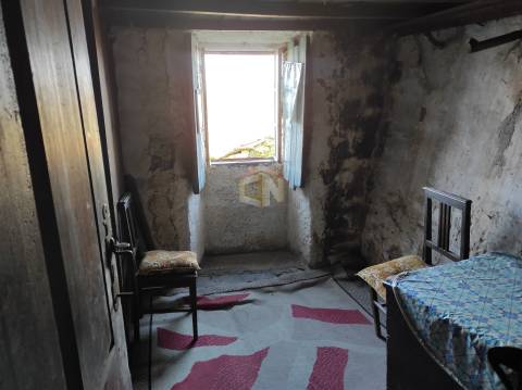 Vende-se Moradia para restaurar na Freguesia de Seixo do Côa