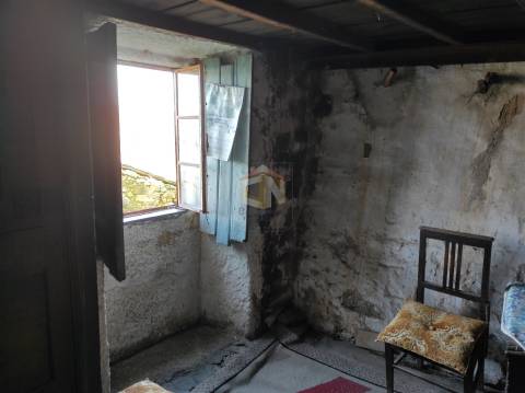 Vende-se Moradia para restaurar na Freguesia de Seixo do Côa