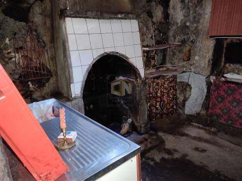 Vende-se Moradia para restaurar na Freguesia de Seixo do Côa