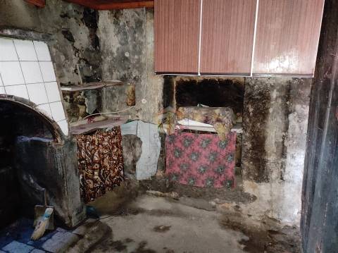 Vende-se Moradia para restaurar na Freguesia de Seixo do Côa