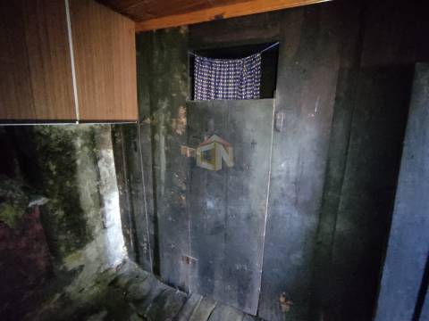 Vende-se Moradia para restaurar na Freguesia de Seixo do Côa