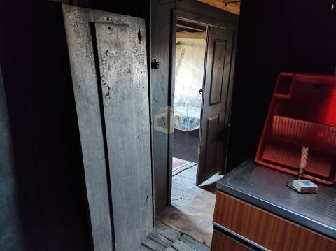 Vende-se Moradia para restaurar na Freguesia de Seixo do Côa