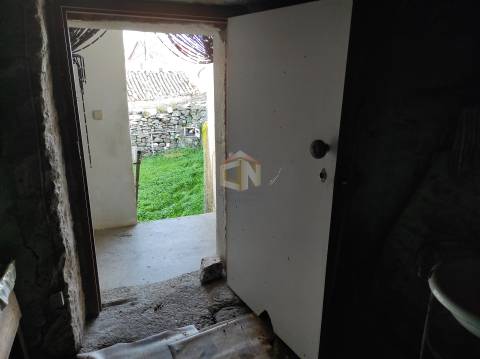 Vende-se Moradia para restaurar na Freguesia de Seixo do Côa