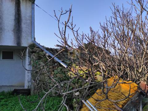 Vende-se Moradia para restaurar na Freguesia de Seixo do Côa