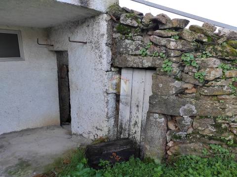 Vende-se Moradia para restaurar na Freguesia de Seixo do Côa