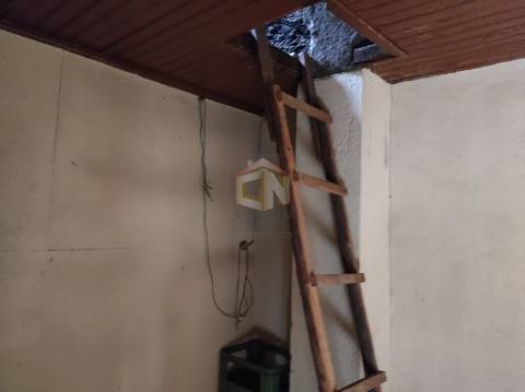 Vende-se Moradia em pedra para restaurar na Freguesia do Colmeal da Torre