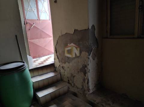 Vende-se Moradia em pedra para restaurar na Freguesia do Colmeal da Torre