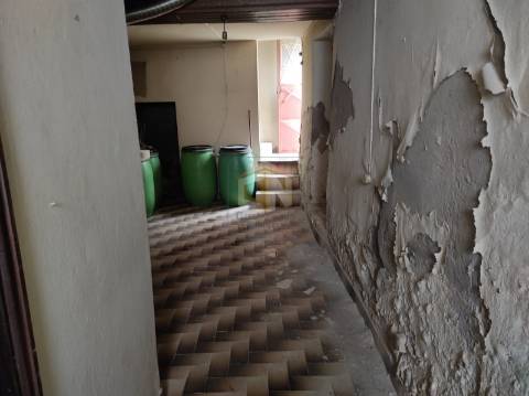 Vende-se Moradia em pedra para restaurar na Freguesia do Colmeal da Torre