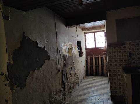 Vende-se Moradia em pedra para restaurar na Freguesia do Colmeal da Torre