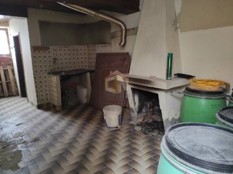 Vende-se Moradia em pedra para restaurar na Freguesia do Colmeal da Torre