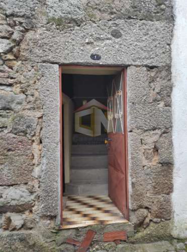 Vende-se Moradia em pedra para restaurar na Freguesia do Colmeal da Torre