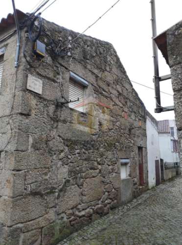 Vende-se Moradia em pedra para restaurar na Freguesia do Colmeal da Torre