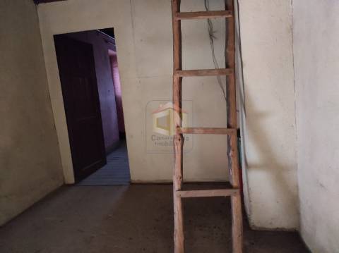 Vende-se Moradia em pedra para restaurar na Freguesia do Colmeal da Torre