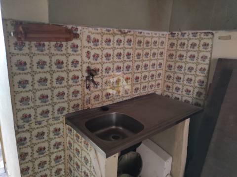 Vende-se Moradia em pedra para restaurar na Freguesia do Colmeal da Torre