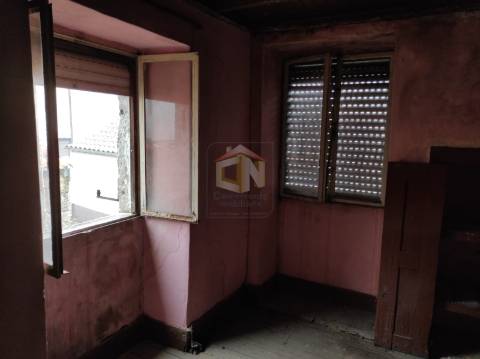 Vende-se Moradia em pedra para restaurar na Freguesia do Colmeal da Torre