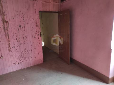 Vende-se Moradia em pedra para restaurar na Freguesia do Colmeal da Torre