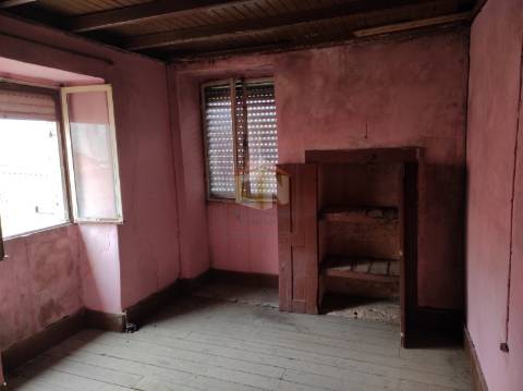 Vende-se Moradia em pedra para restaurar na Freguesia do Colmeal da Torre