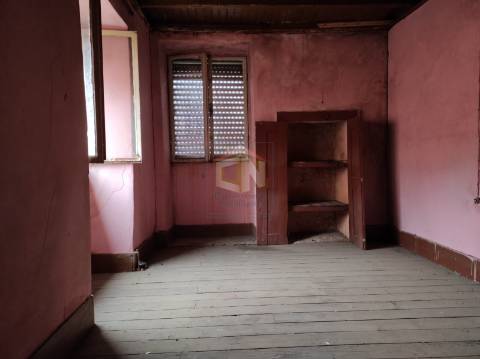 Vende-se Moradia em pedra para restaurar na Freguesia do Colmeal da Torre