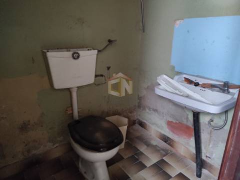 Vende-se Moradia em pedra para restaurar na Freguesia do Colmeal da Torre