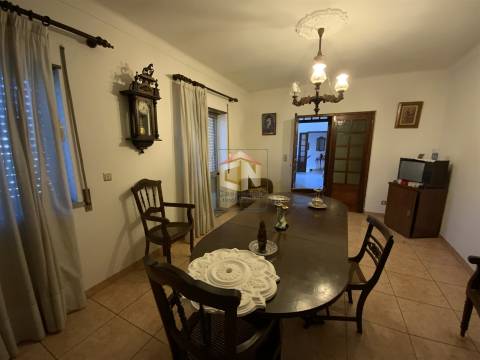 Moradia Geminada V2 com Garagem e logradouro em Sabugal