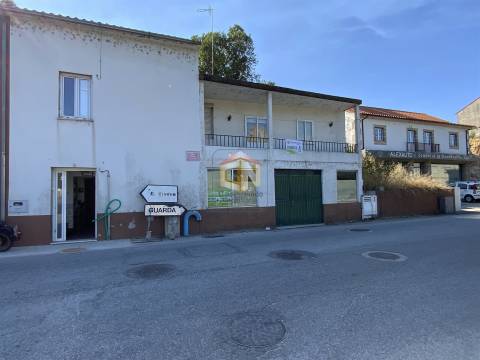 Moradia Geminada V2 com Garagem e logradouro em Sabugal